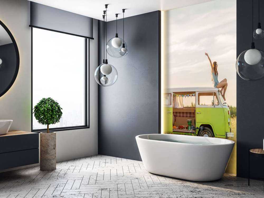 Een jonge vrouw geniet van haar rondreis