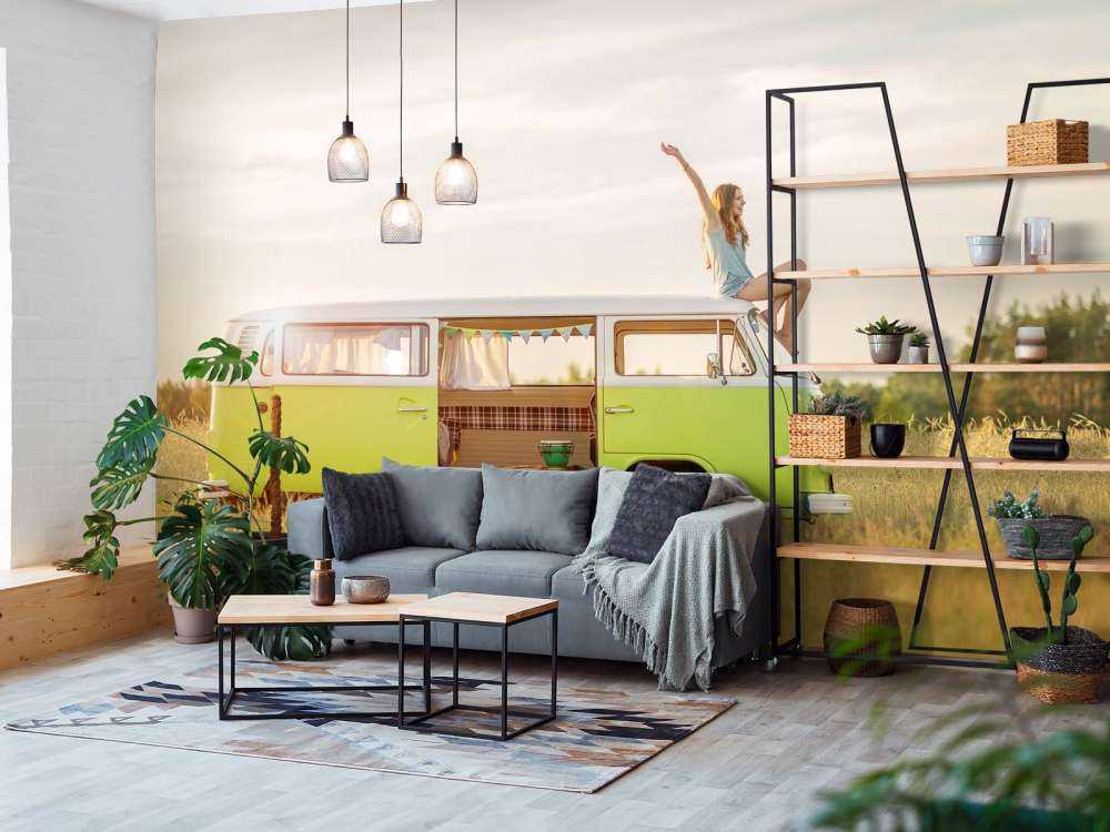 Een jonge vrouw geniet van haar rondreis