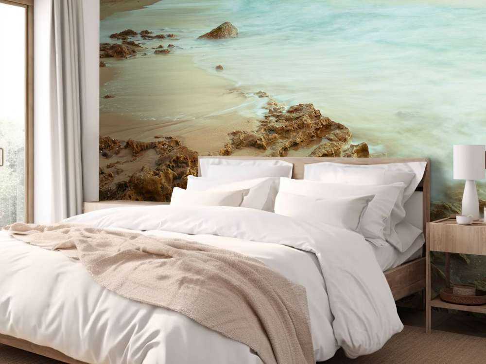 Rustig strand met rotsen