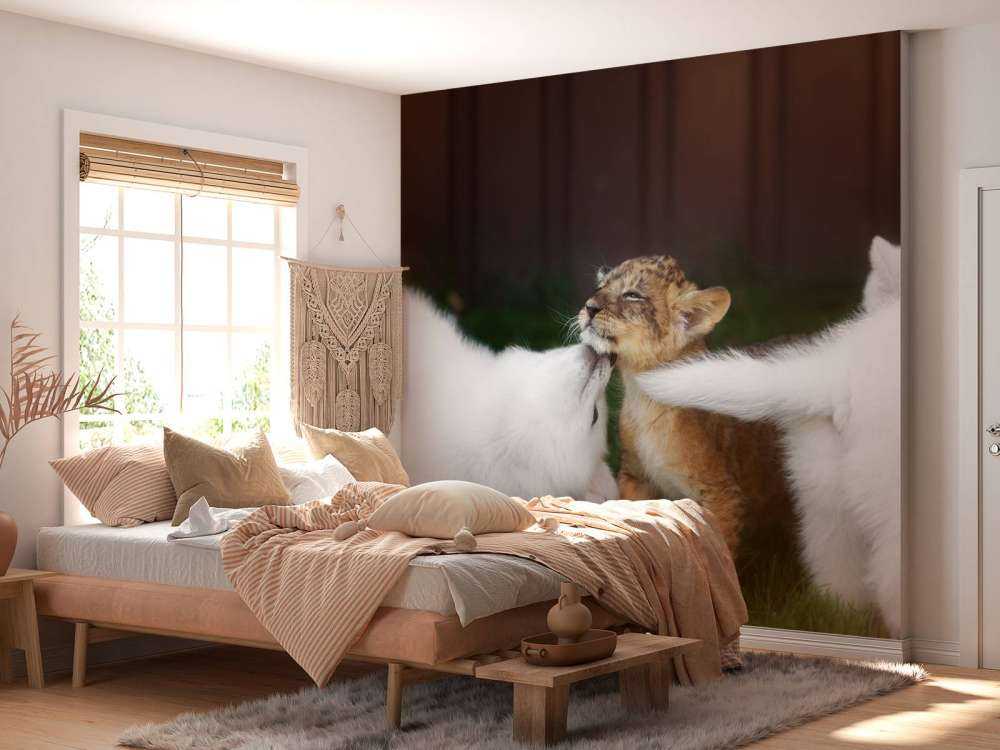 Welpje speelt met Zwitserse witte herders