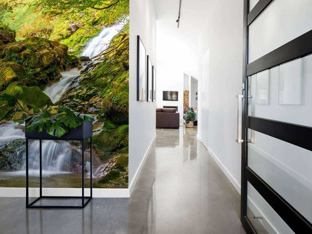 Waterval midden in het bos