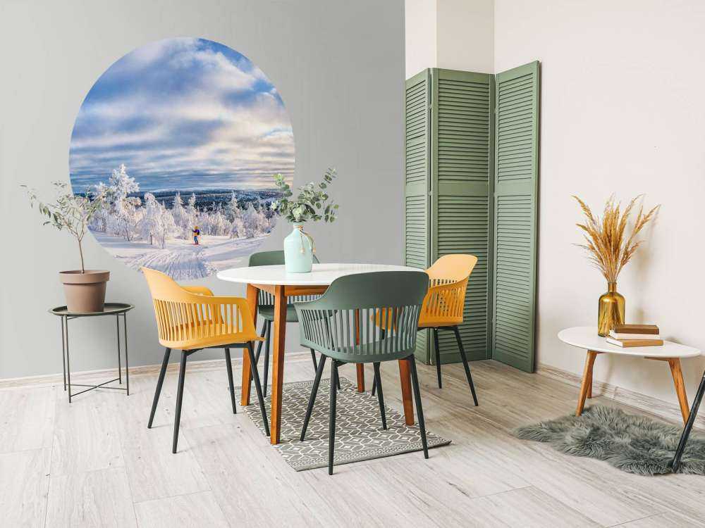 Skiër in een ingesneeuwd bos