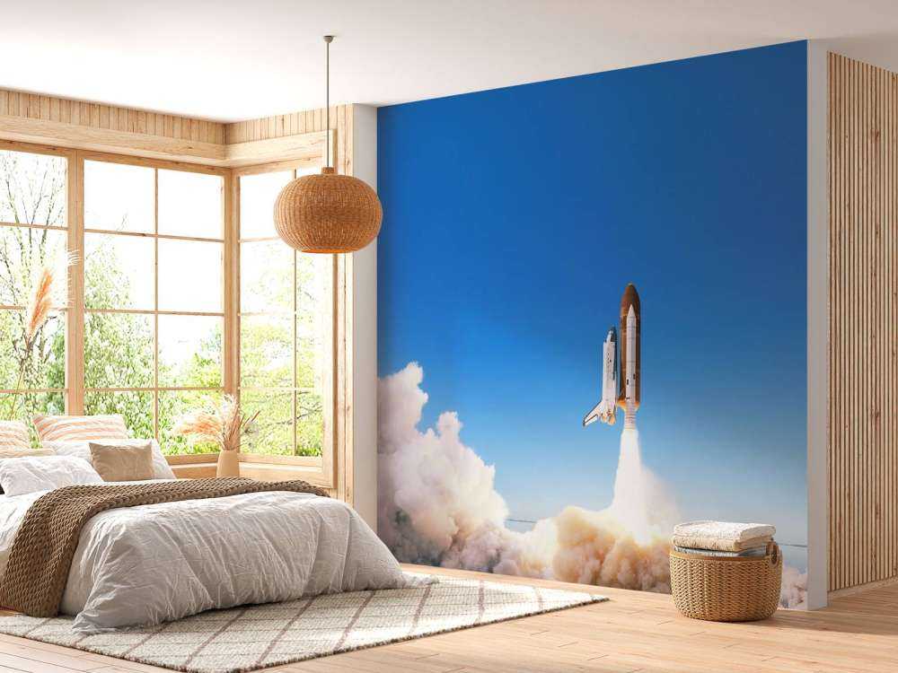 Space Shuttle stijgt op met rookwolk