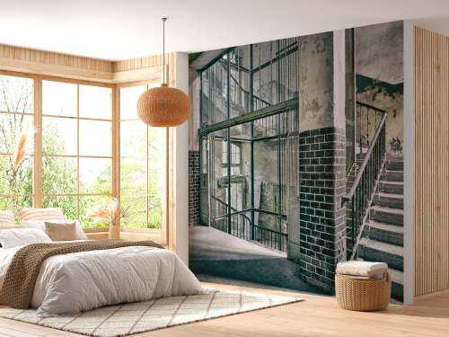 Oude trap en liftschacht