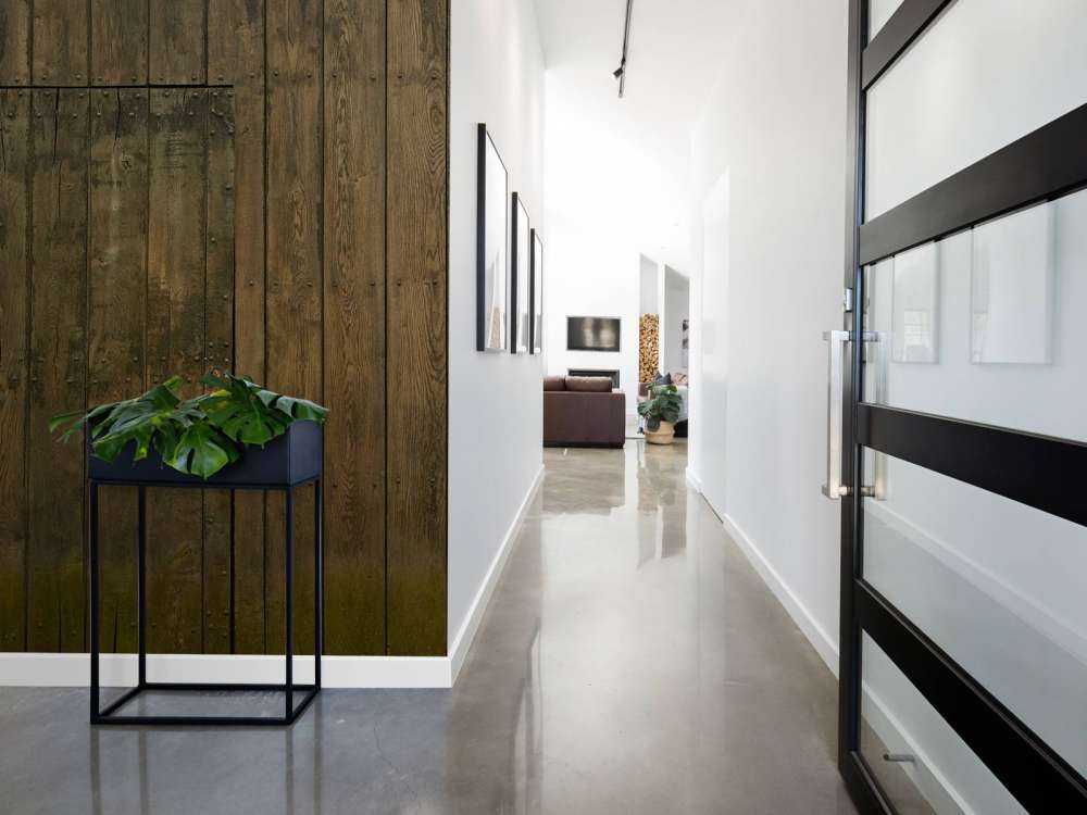 Houten muur met deur