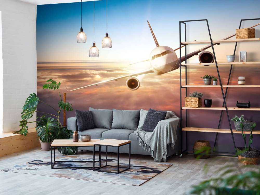 Vliegtuig boven de wolken bij zonsondergang