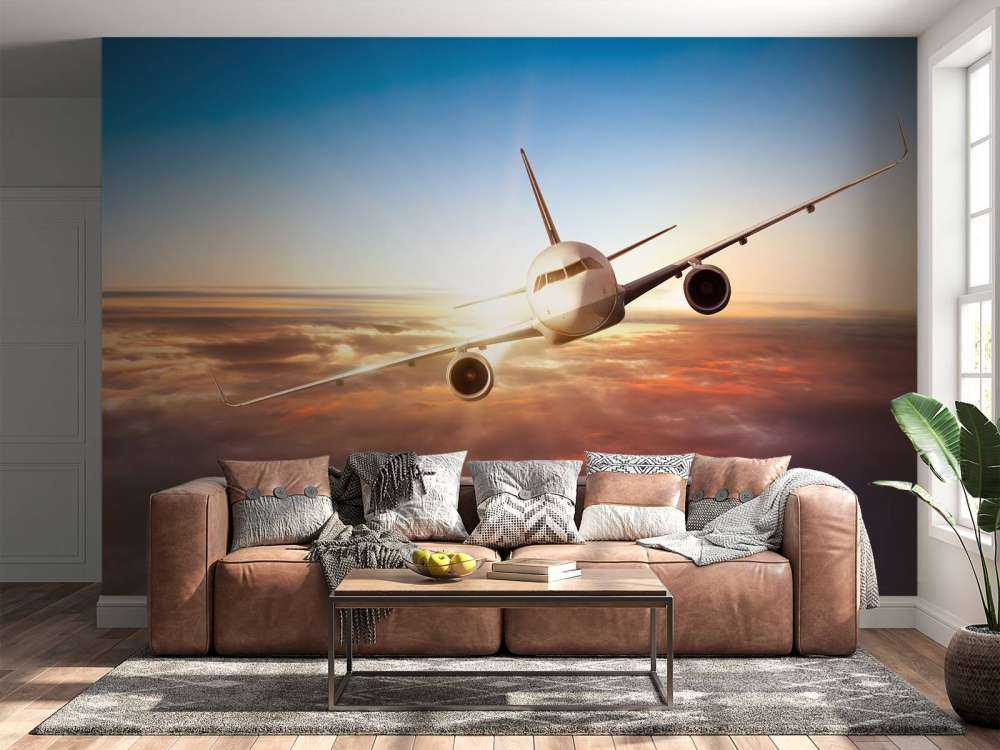 Vliegtuig boven de wolken bij zonsondergang