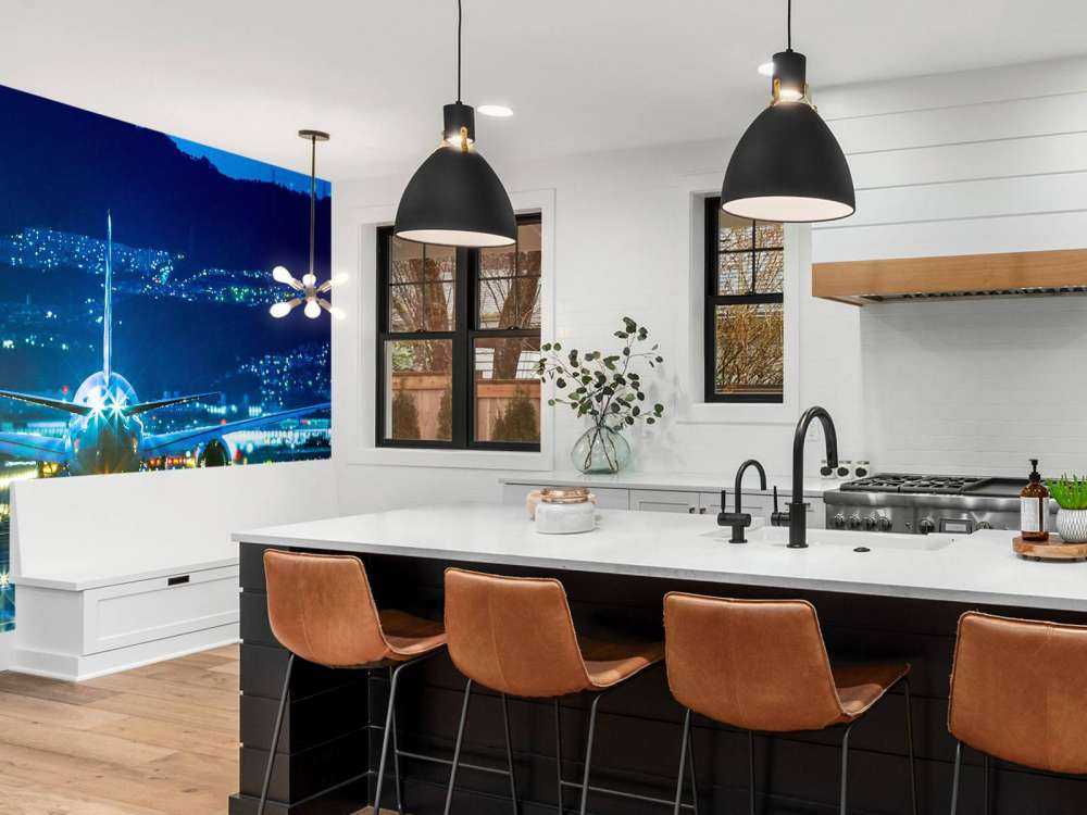 Vliegtuig op een verlicht vliegveld