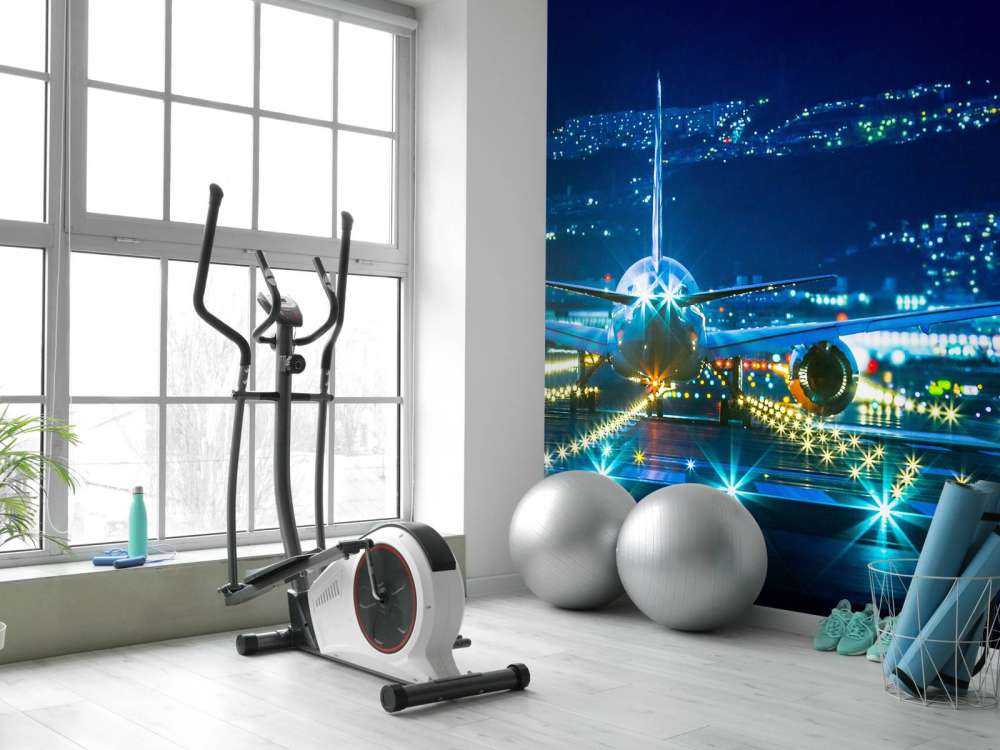 Vliegtuig op een verlicht vliegveld