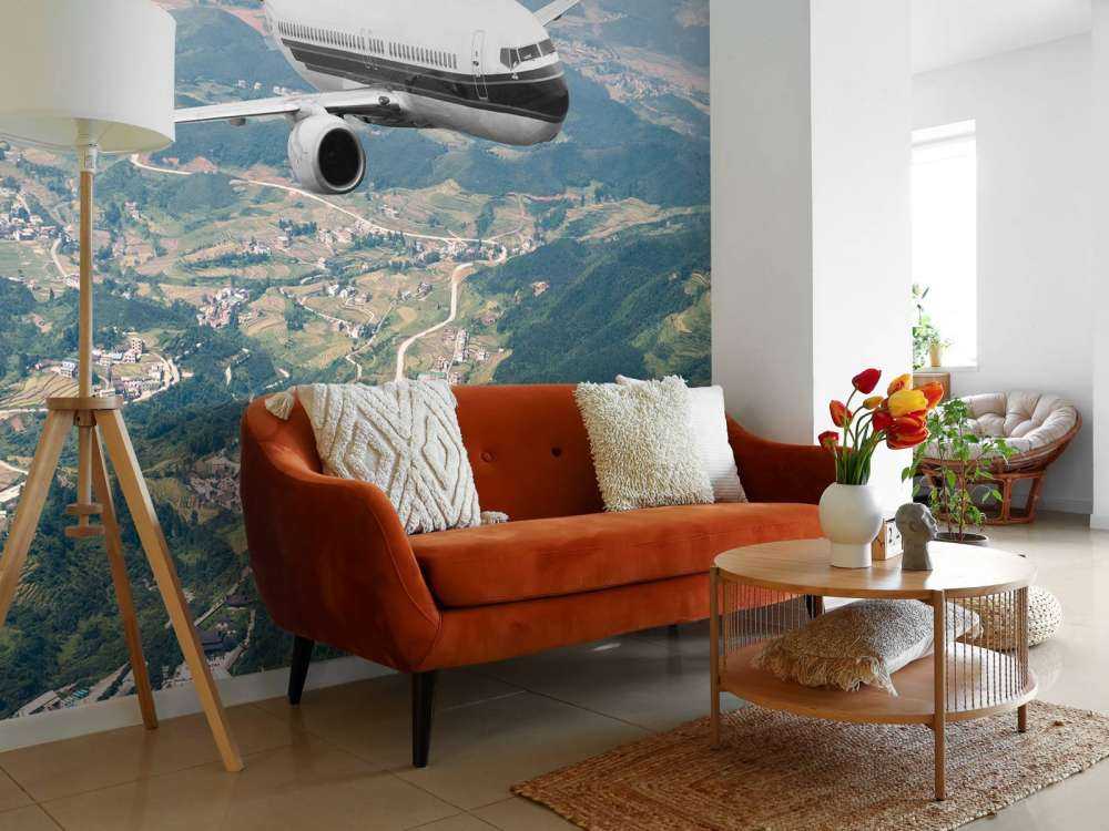 Passagiersvliegtuig boven een berglandschap