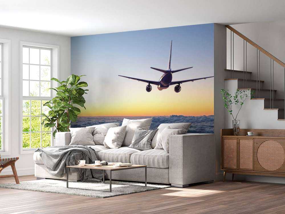 Vliegtuig in de avond boven de wolken