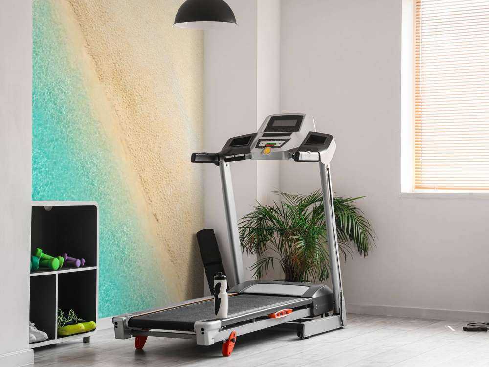 Vliegtuig schaduw op een tropisch strand