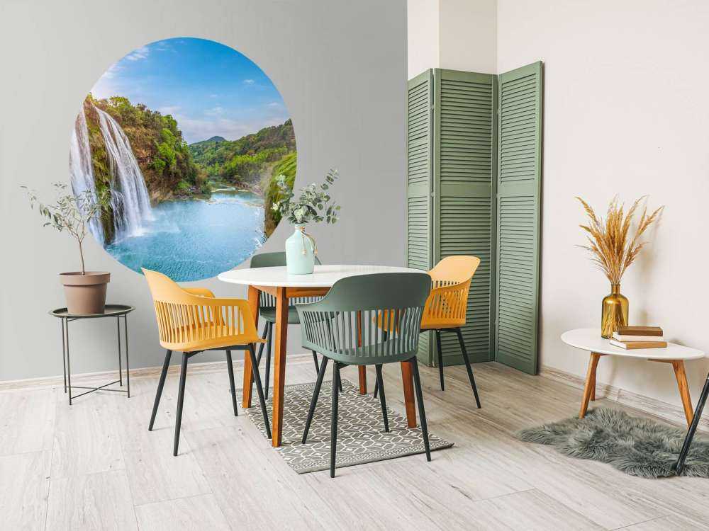 Rustgevende waterval naar een rivier