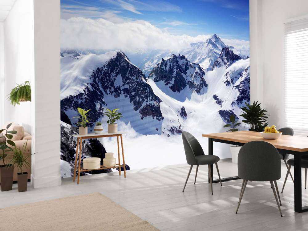 Ingesneeuwde bergen op een heldere dag