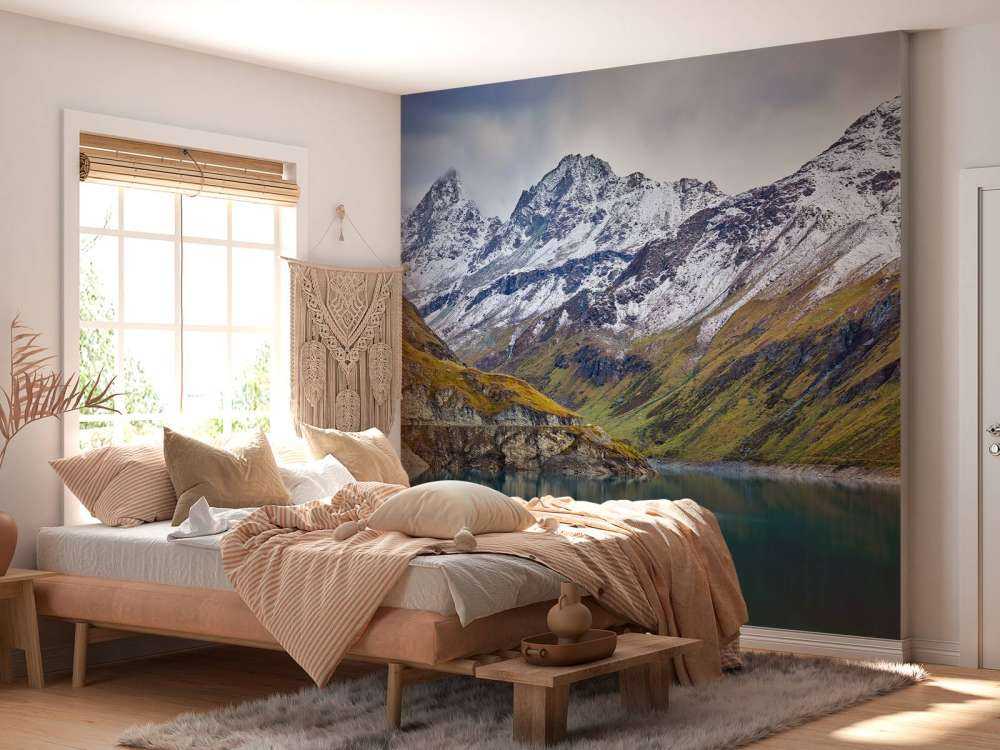 Bergtoppen met sneeuw bij bergmeer