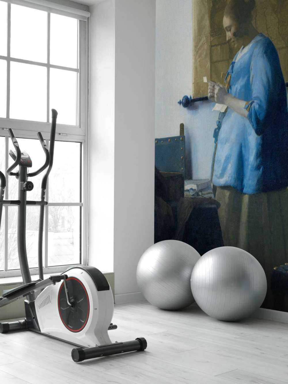 Brieflezende vrouw in het blauw