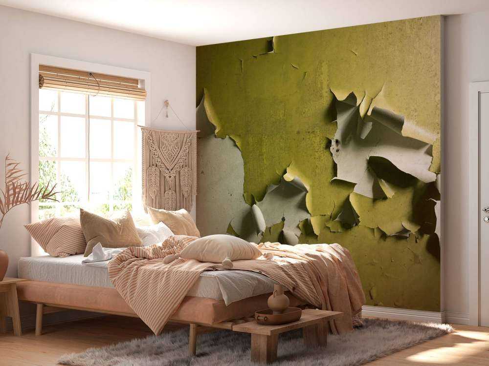 Afladderende Verf op Groene Muur