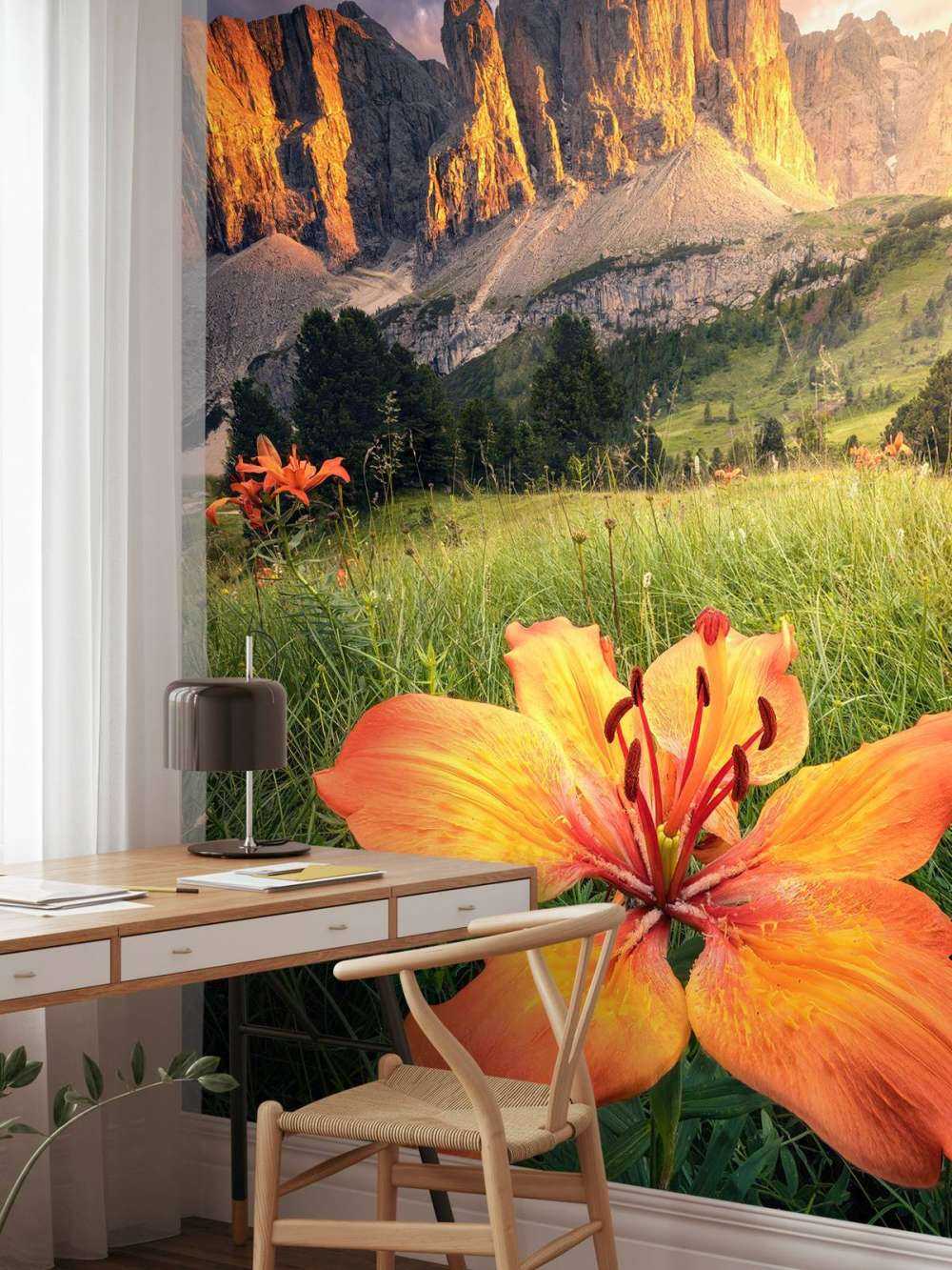 Vurig Alpenlandschap met Lelies