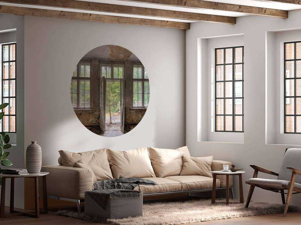 Verweerde kamer met boszicht