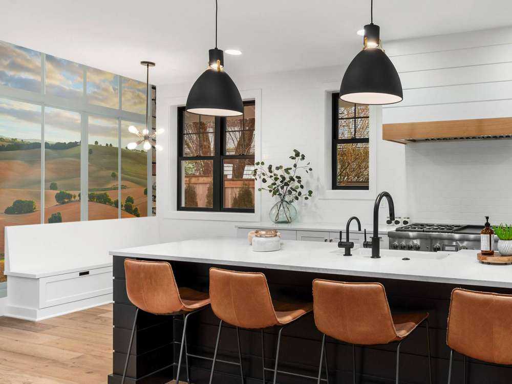 Glooiende heuvels in avondlicht