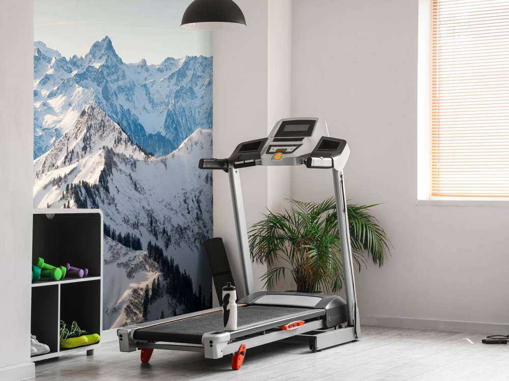 Winterse bergketen met besneeuwde sparrenrug