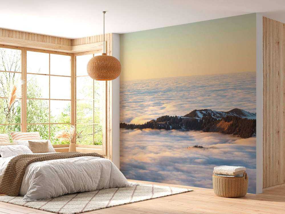 Bergkam drijvend in wolkenzee