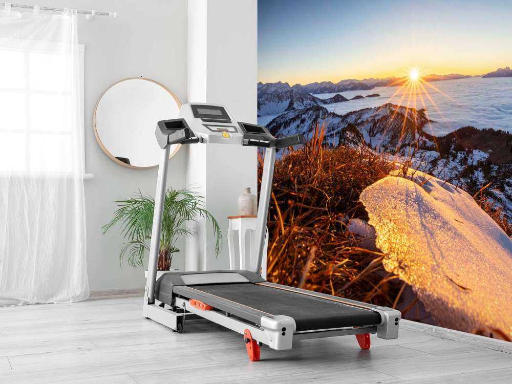 Zonsopkomst boven winterse bergweide