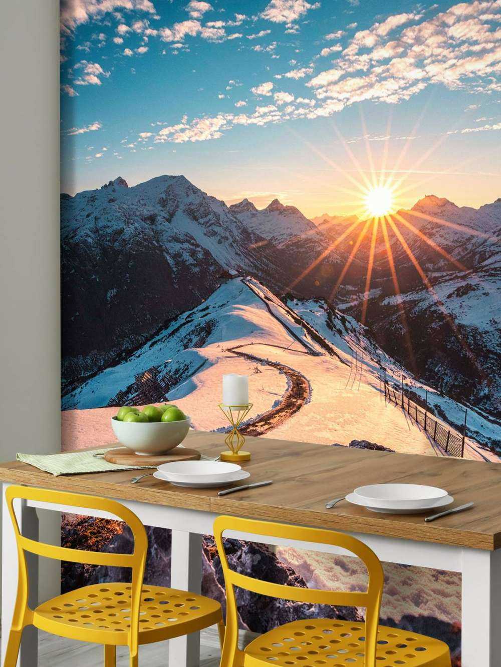 Kronkelpad in besneeuwde bergzon