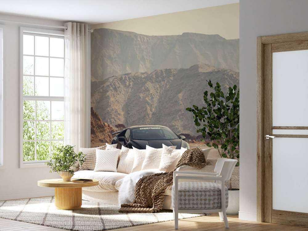 Zwarte supercar in woestijn