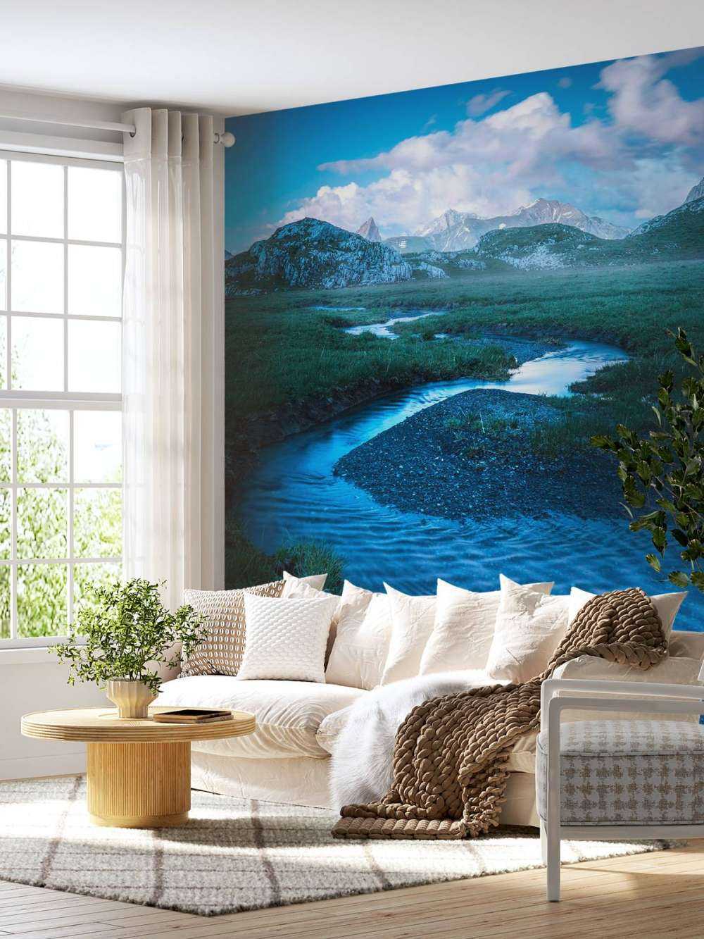 Bergbeek onder blauwe avondlucht