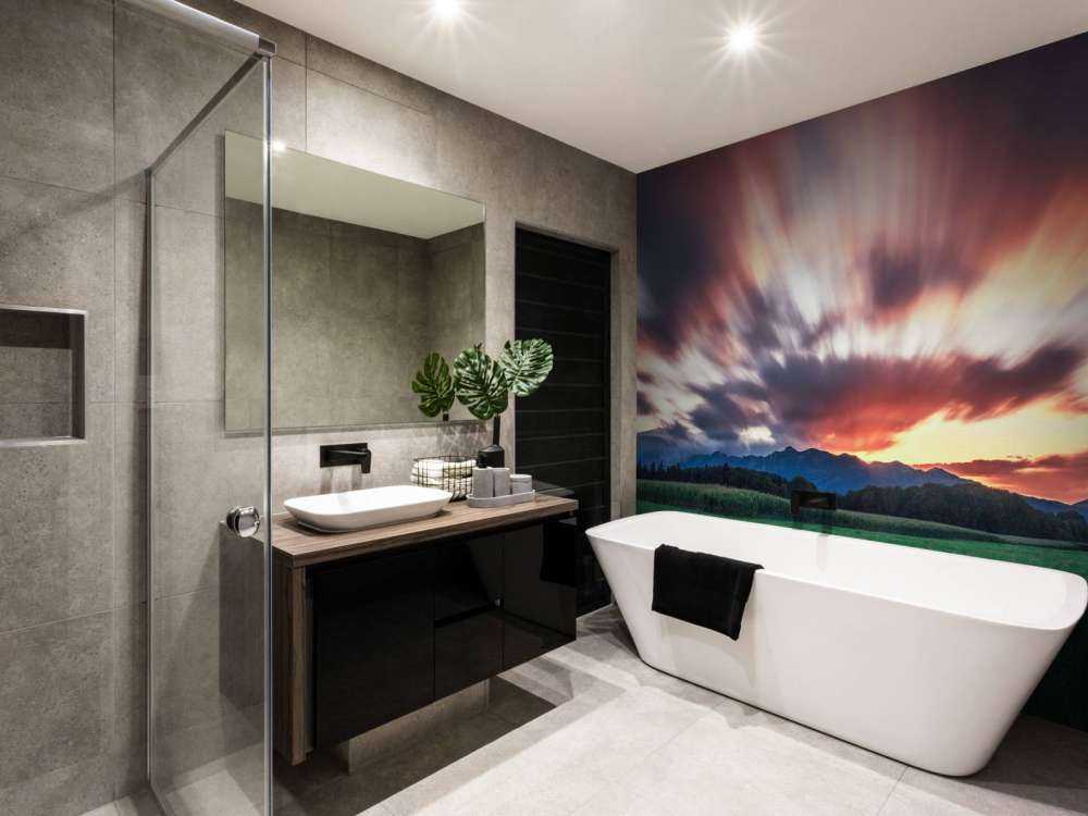 Zonsondergang boven groene vlakte