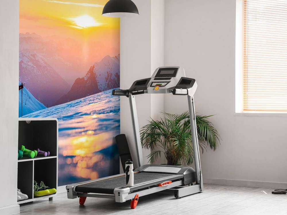 Tocht door besneeuwde bergzon