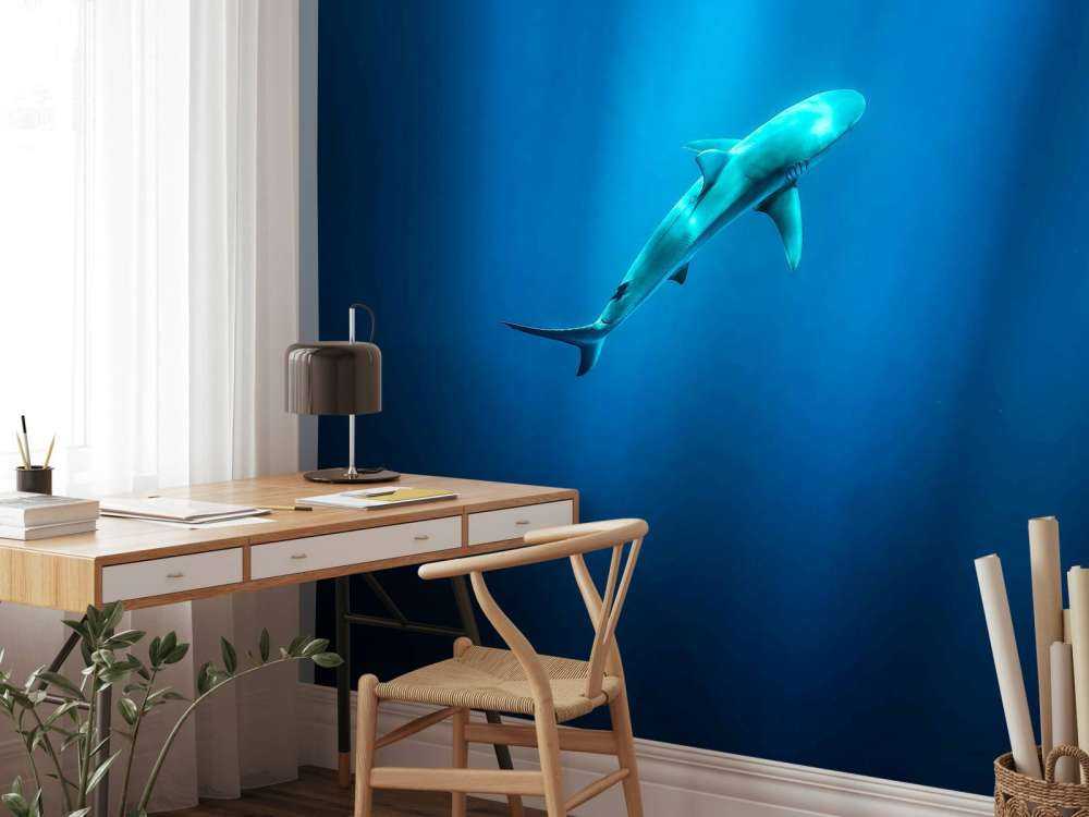 Haai in diepblauw oceaanlicht