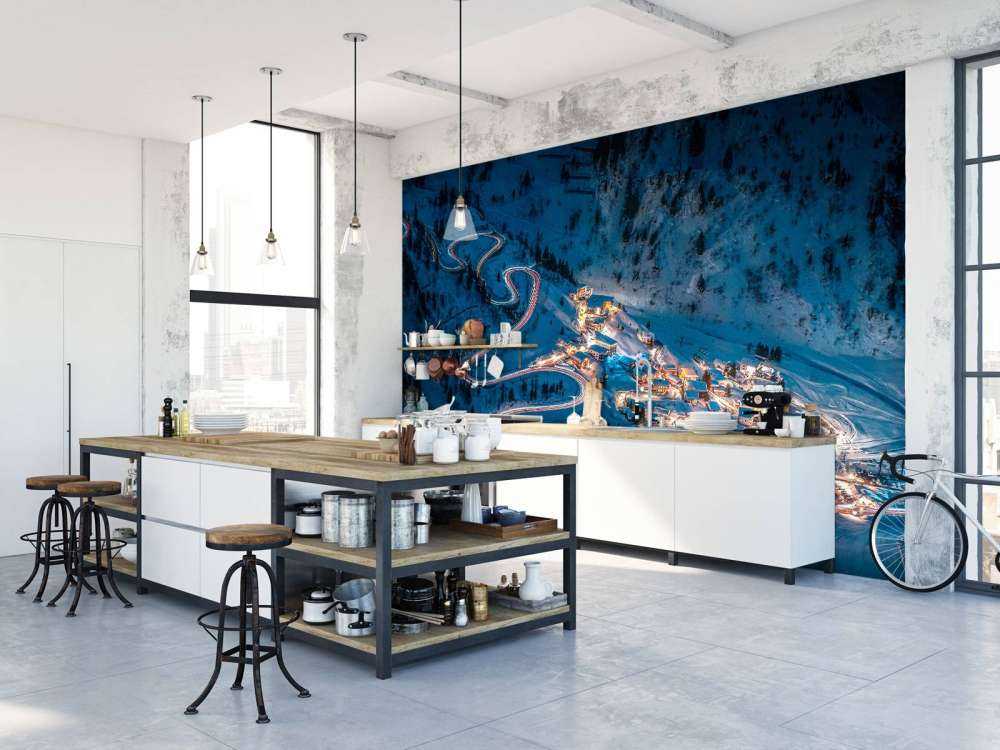 Verlicht bergdorp met slingerende bergweg