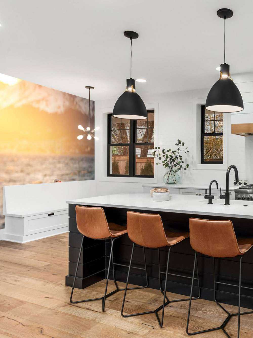 Meeuw bij zonsondergang aan fjord