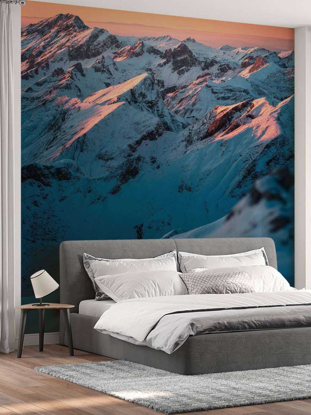 Sneeuwbergen bij roze ochtendlucht