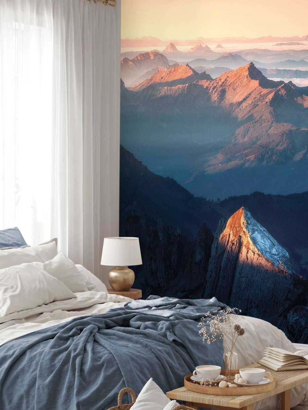 Eerste zonlicht op bergkam