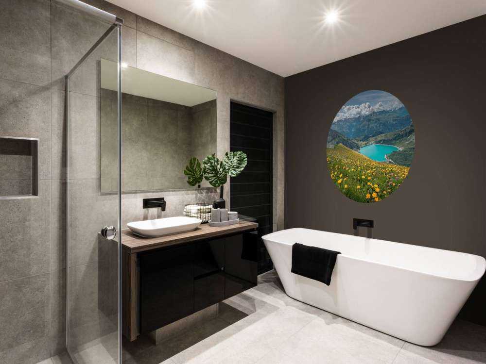 Bloemenweide boven turquoise bergmeer