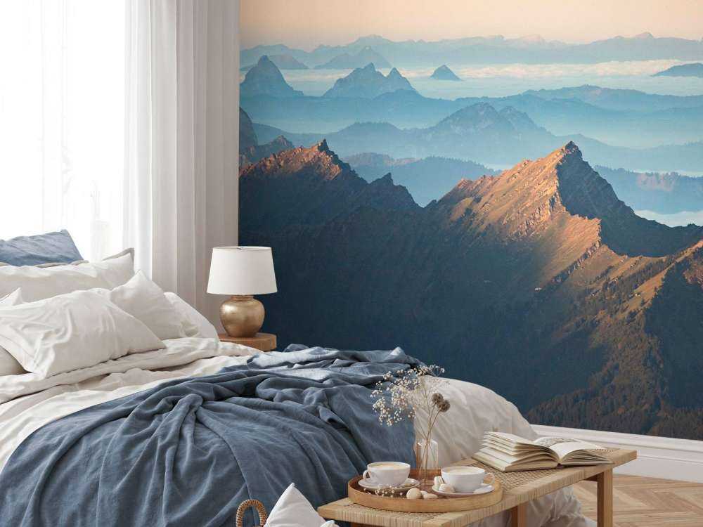 Bergkam in ochtendmist en zonlicht