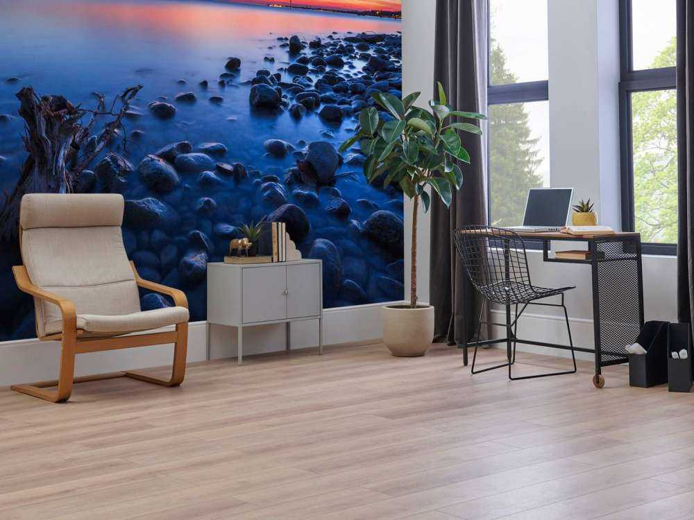 Rotsige oever bij avondlicht