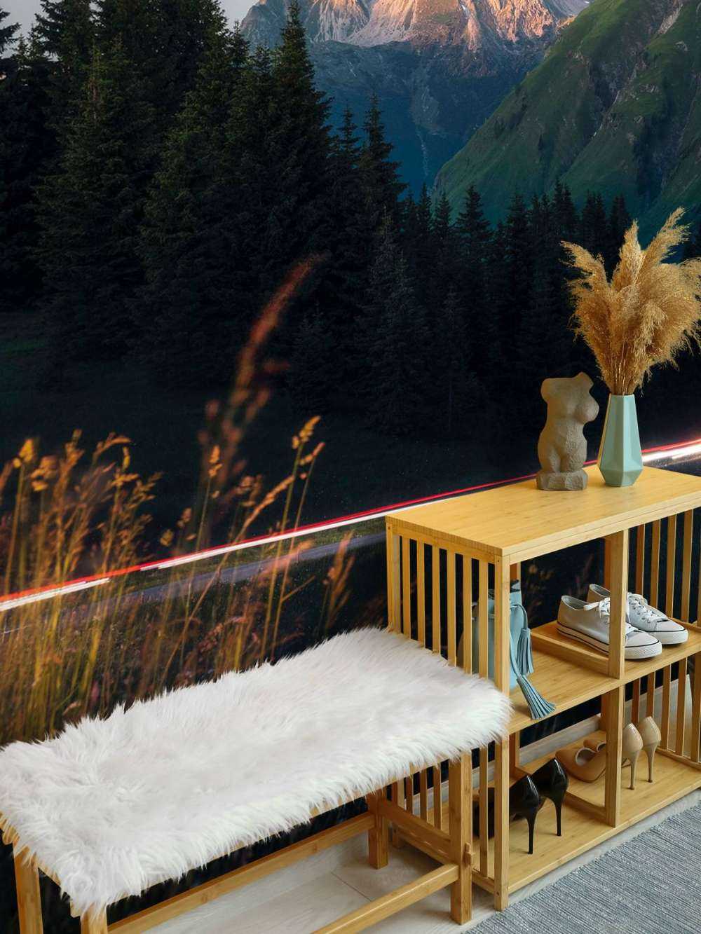 Avondlicht op alpentop met bloemenveld