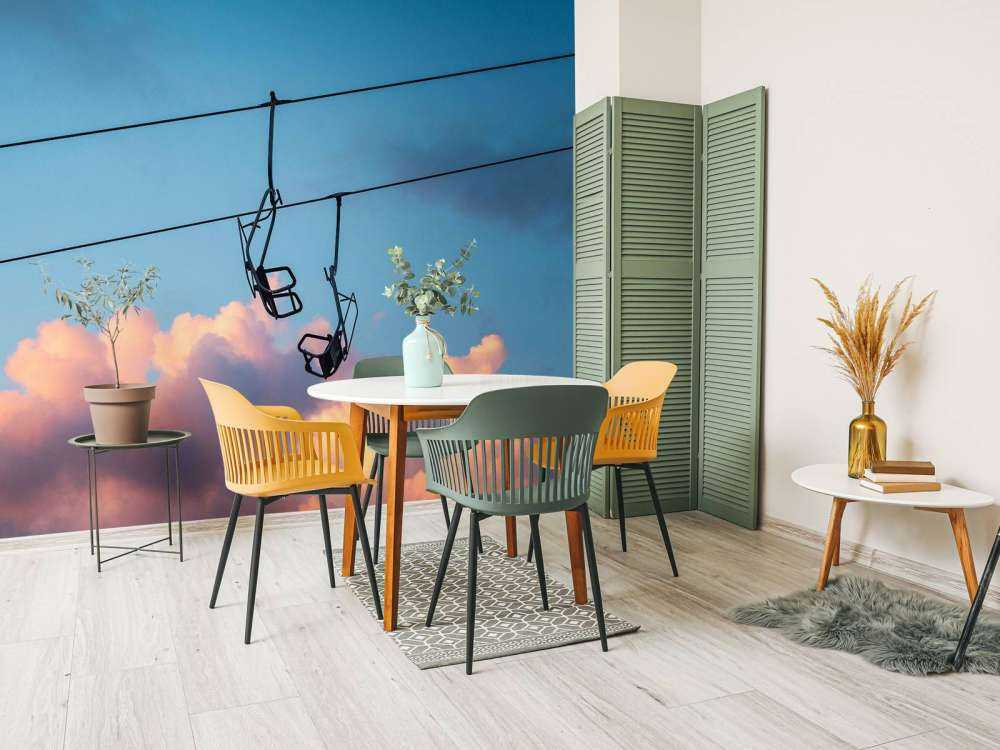 Stoeltjeslift boven roze avondwolken