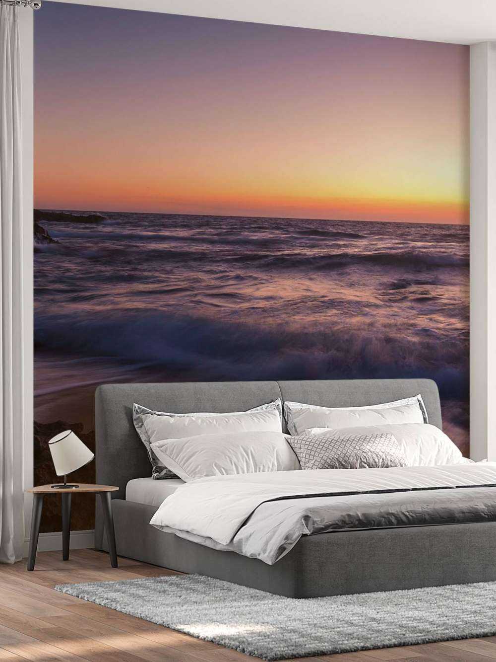 Maanlicht boven paarse branding bij zonsondergang