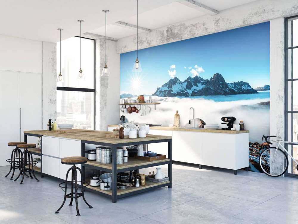 Zonovergoten bergvallei met wolkenzee