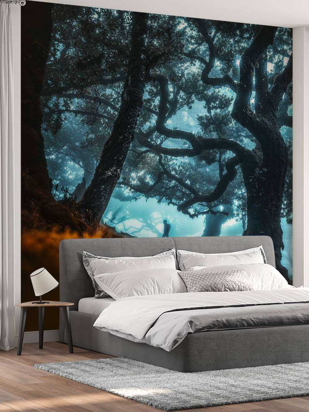 Mystiek silhouet in nevelwoud