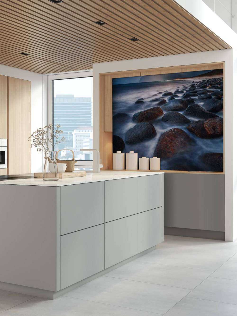 Avondlicht over ruige keienkust