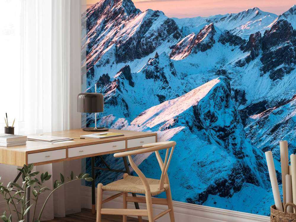 Zonsopkomst over besneeuwd bergmassief