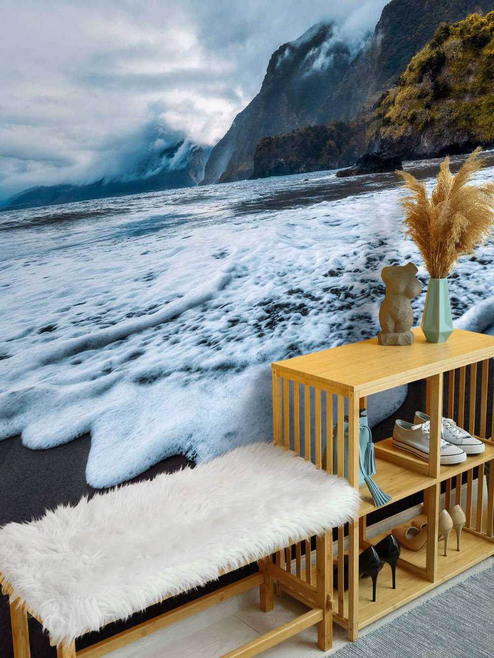 Dramatische kust met mistige kliffen