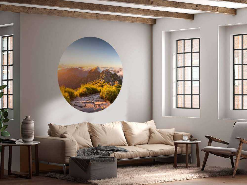 Zonsopkomst boven bergpad en wolken