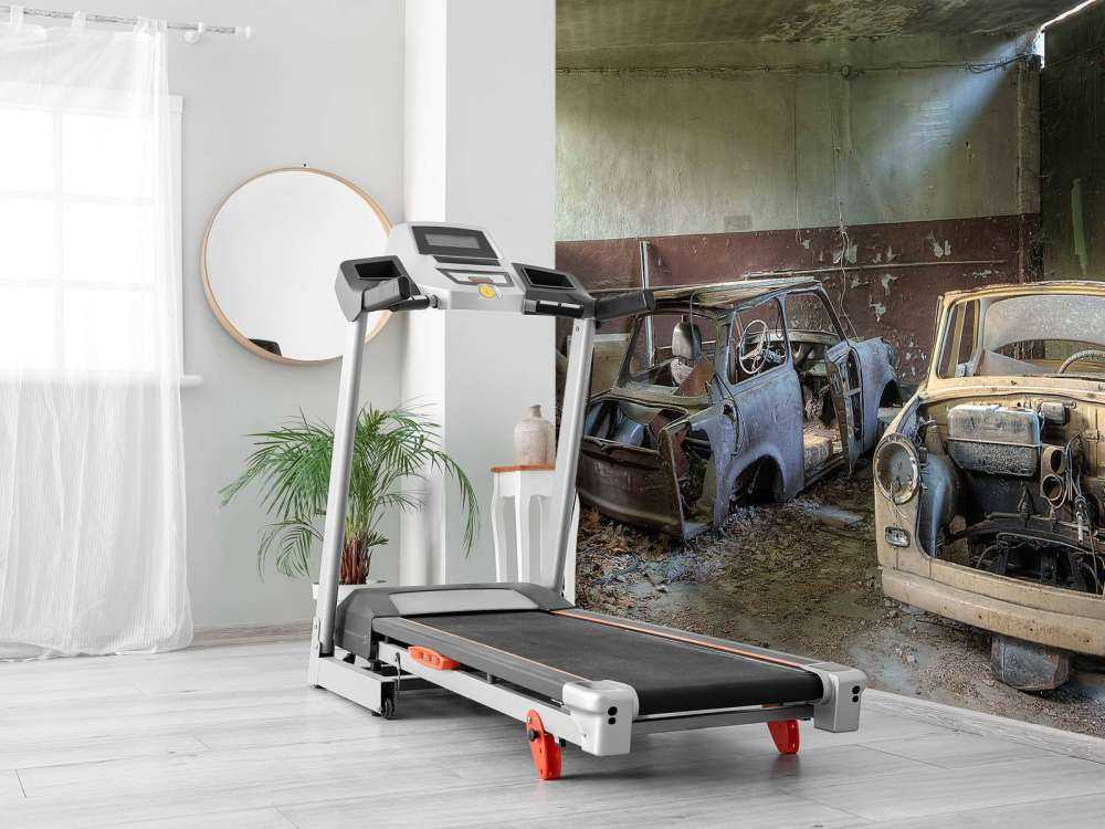 Verlaten garage met wrakken